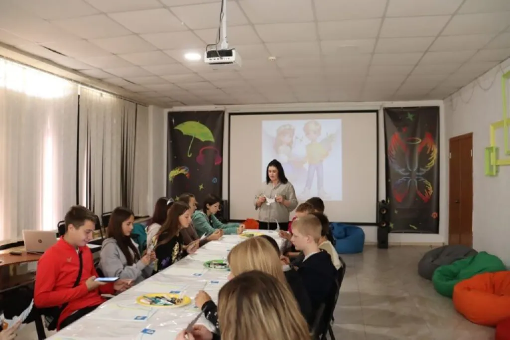 Діти військових у Монастирищі виготовляли голубів миру до міжнародного свята