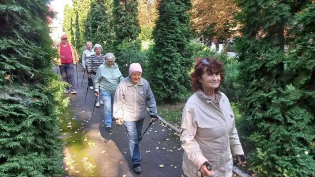 Уманські пенсіонери доводять: скандинавська ходьба доступна кожному