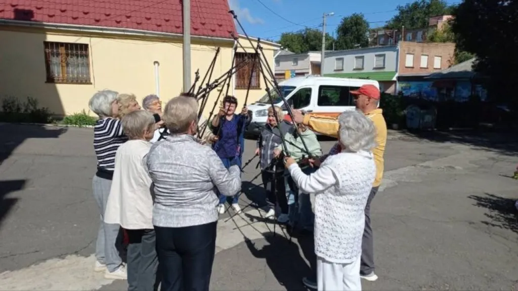 Уманські пенсіонери доводять: скандинавська ходьба доступна кожному