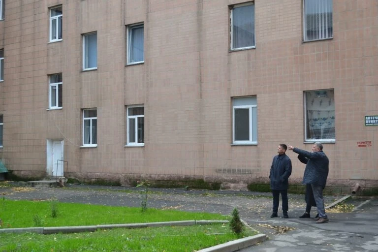 У Монастирищі лікарня отримала нові вікна завдяки благодійній підтримці
