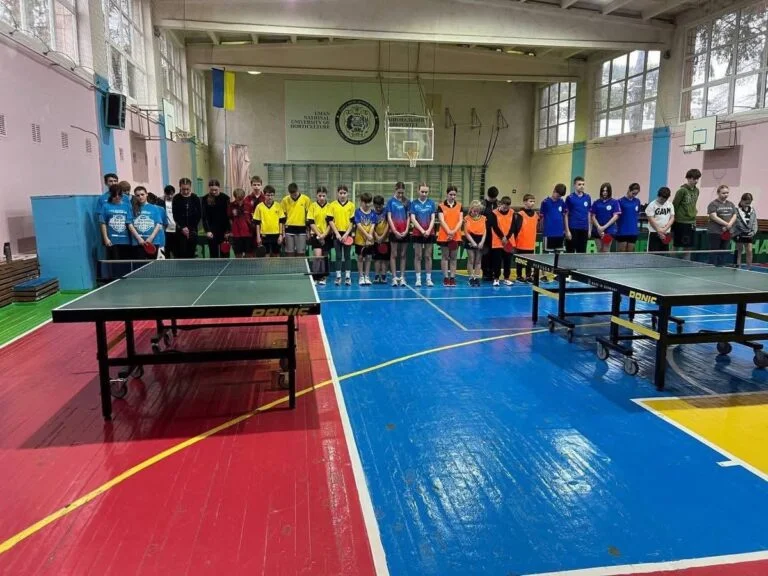 Дебютний турнір із настільного тенісу в Умані: школярі змагалися у проєкті «Пліч-о-пліч»
