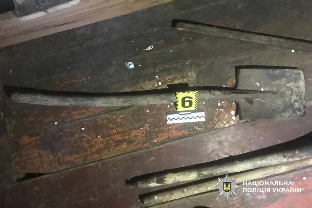 На Уманщині жінка жорстоко побила співмешканця лопатою: поліція затримала нападницю