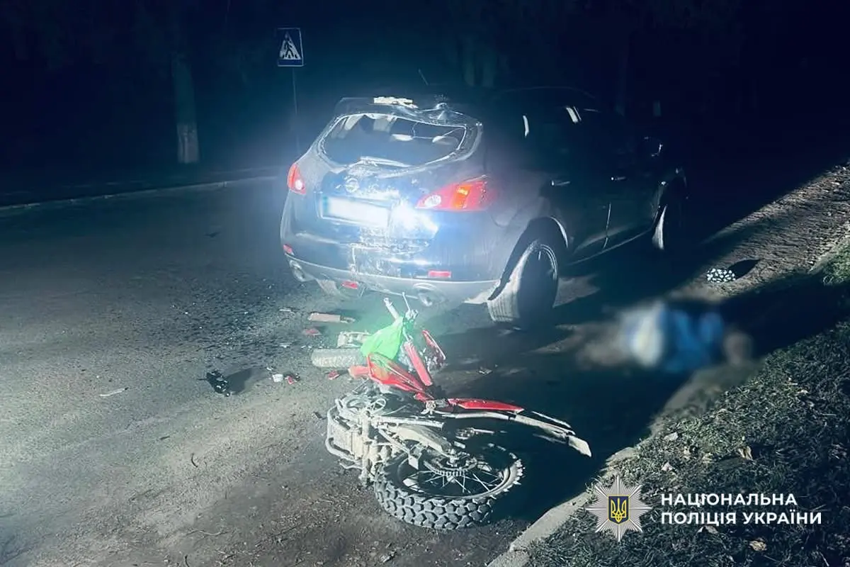 На Уманщині мотоцикліст врізався у припаркований Nissan: постраждалого госпіталізовано