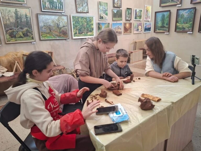 Юні уманчани освоюють гончарство: майстер-клас від Олени Кутецької у художньому музеї