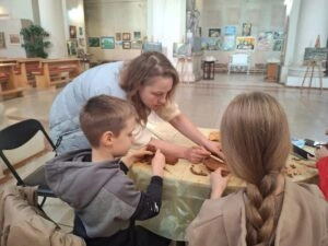 Юні уманчани освоюють гончарство: майстер-клас від Олени Кутецької у художньому музеї