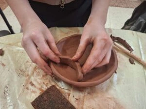 Юні уманчани освоюють гончарство: майстер-клас від Олени Кутецької у художньому музеї
