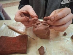 Юні уманчани освоюють гончарство: майстер-клас від Олени Кутецької у художньому музеї