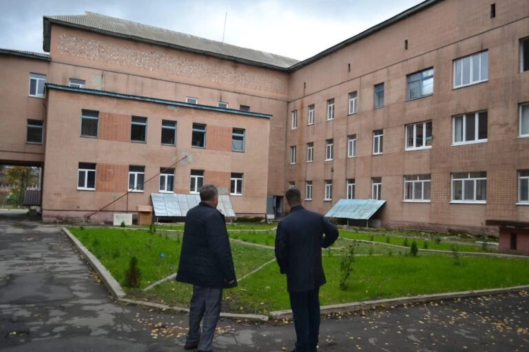 Монастирищенська лікарня отримала 89 сучасних енергозберігаючих вікон
