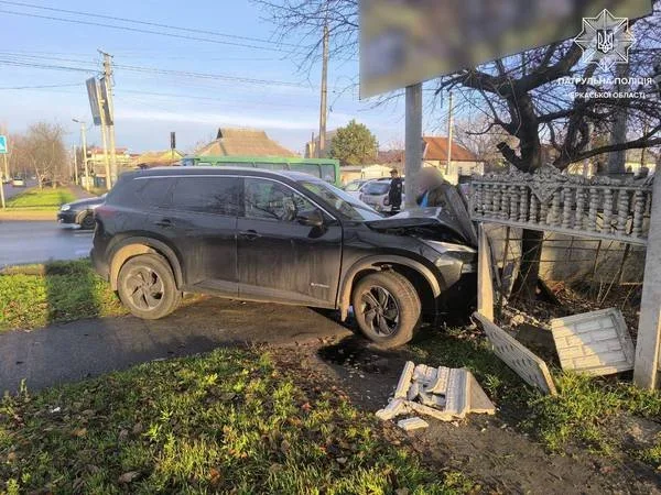 У Черкасах на перехресті автомобіль в’їхав у паркан через порушення ПДР
