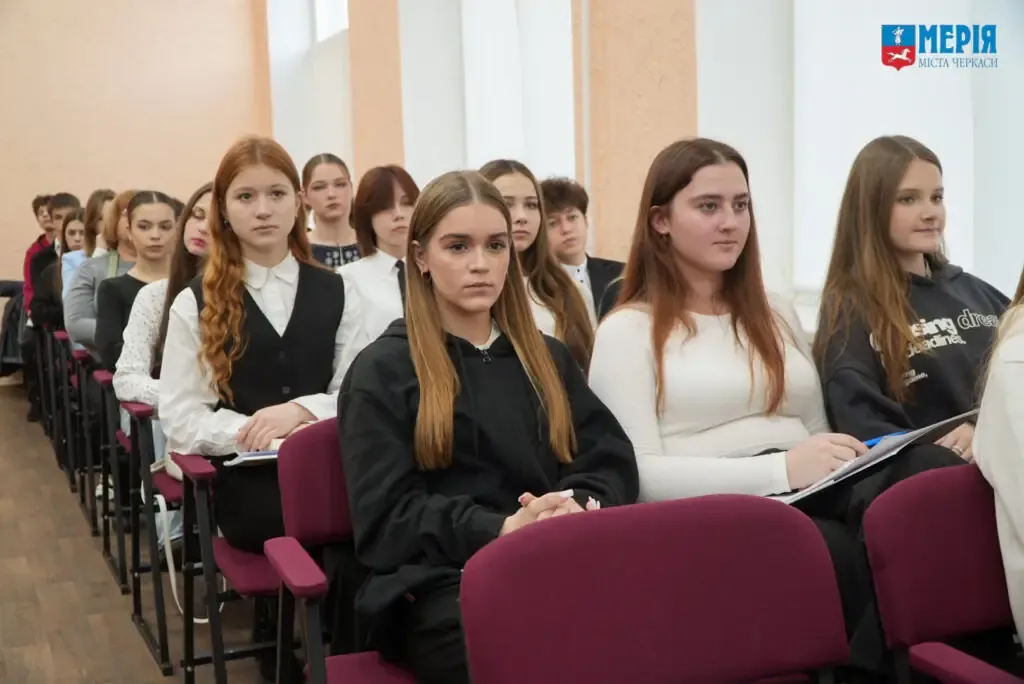 Черкаси вкотре підтримують молодь і родини загиблих: шоколадні емоції та стажування в міській раді