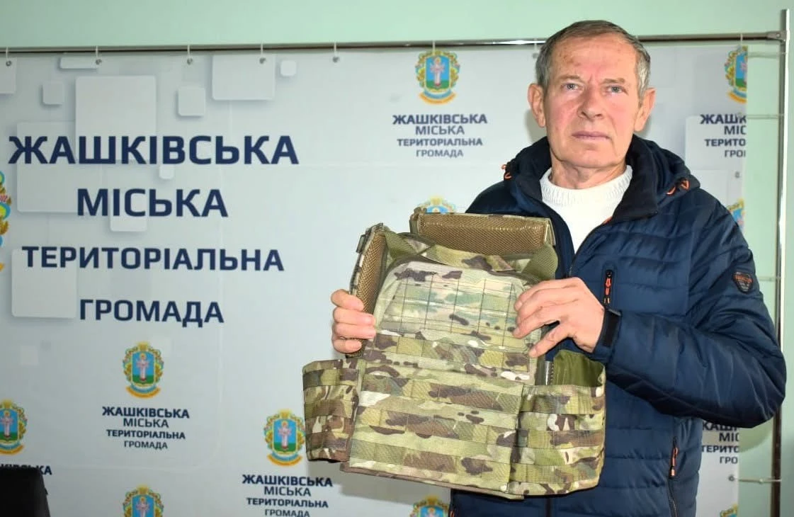 Жашківська громада передала військовому плитоноску, зібрану на донатах мешканців
