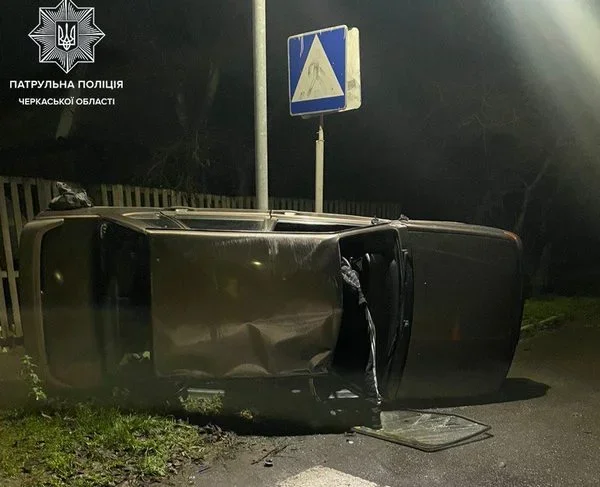 У Черкасах авто влетіло в опору та перевернулося на світанку