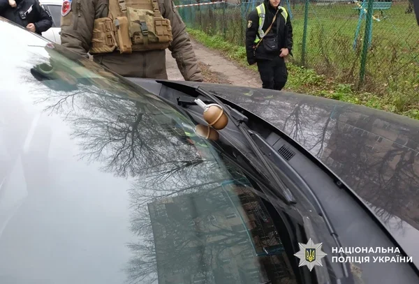Загадкова небезпека: у Черкасах водій знайшов на капоті підозрілий вибуховий предмет