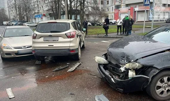 Три автомобілі зіштовхнулися на бульварі Шевченка — обійшлося без травм