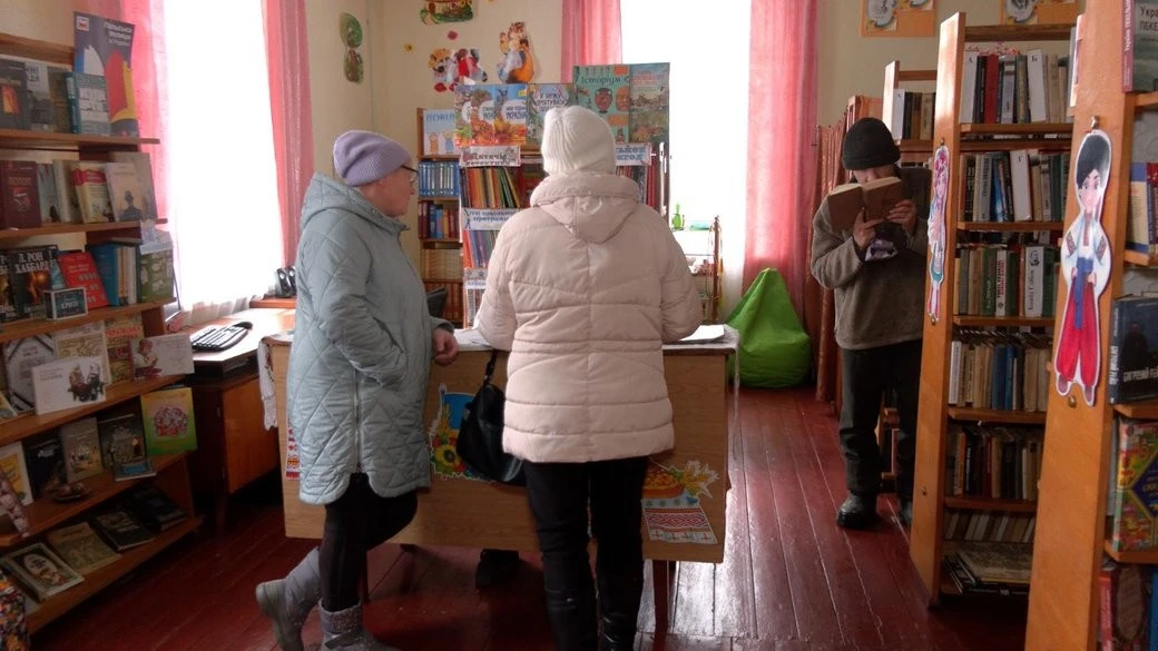 Перемога української мови: сільські бібліотеки Черкащини оновлюють книжкові фонди