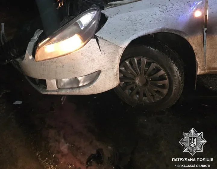 У Черкасах водій Skoda врізався в зупинку громадського транспорту