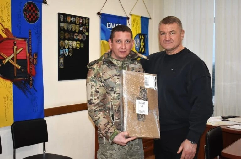 Жашківська громада дарує військовим потужний ноутбук для виконання бойових завдань