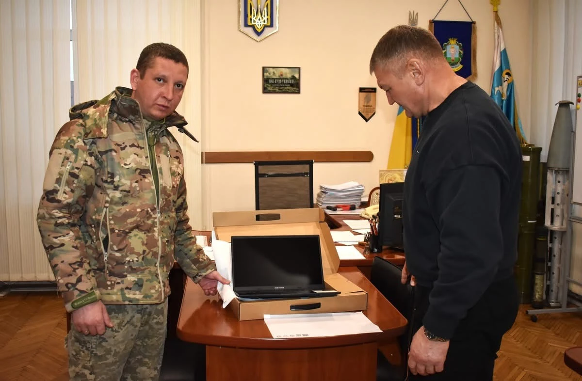 Жашківська громада дарує військовим потужний ноутбук для виконання бойових завдань