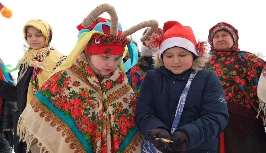 Новорічні щедрівки, кізонька та зерно на щастя: як у Плешканях вітали односельців