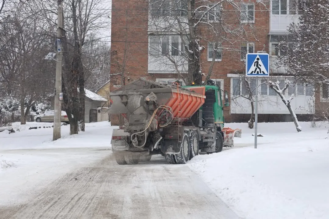 Умань веде нічну боротьбу зі снігом: комунальники працюють без зупинок
