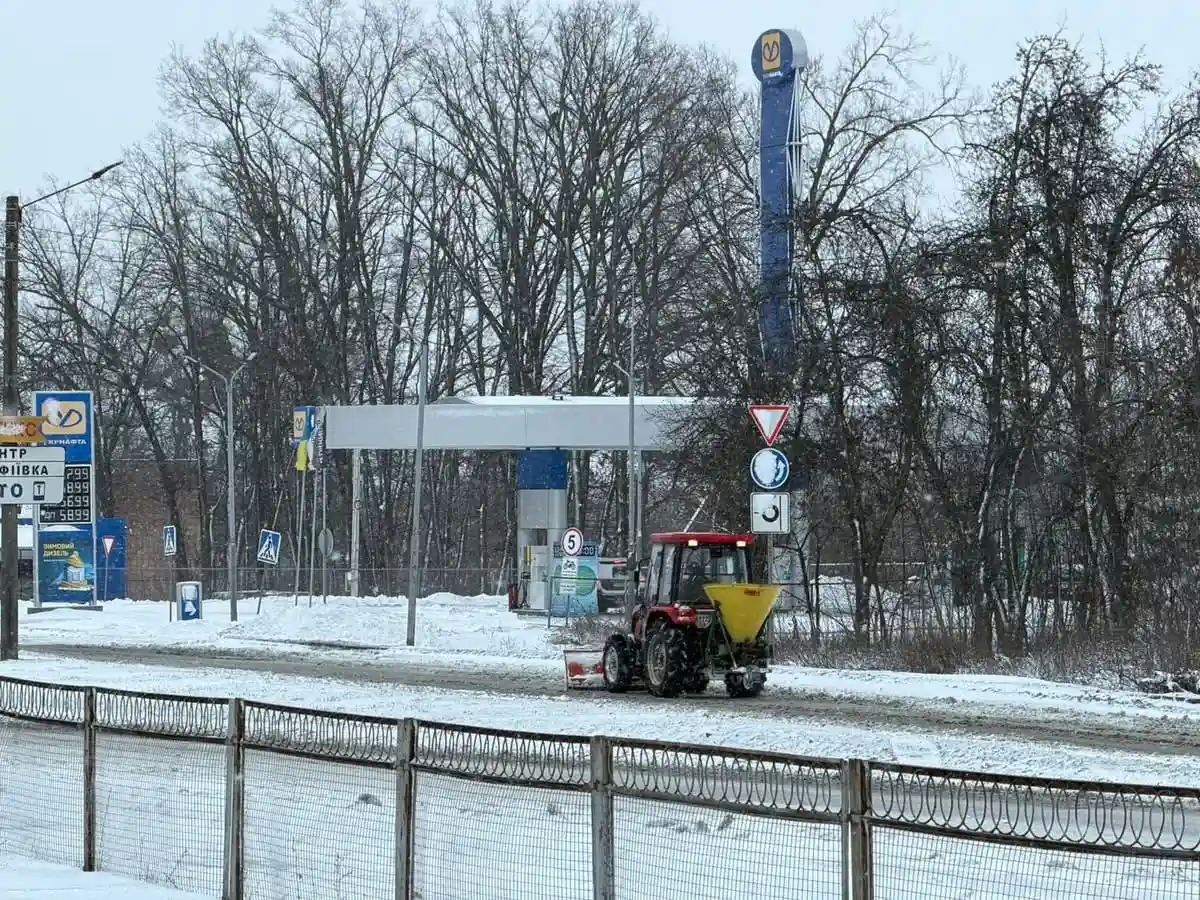 Умань веде нічну боротьбу зі снігом: комунальники працюють без зупинок