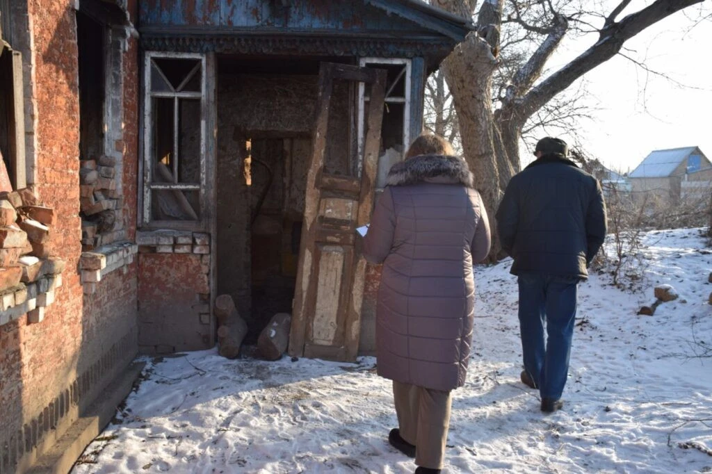 Порятунок із руїн: у Шполі соціальні служби вивезли пенсіонера з напівзруйнованої оселі