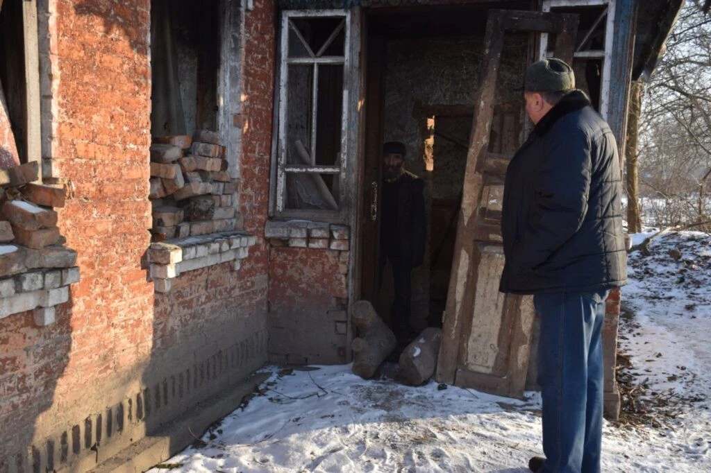 Порятунок із руїн: у Шполі соціальні служби вивезли пенсіонера з напівзруйнованої оселі