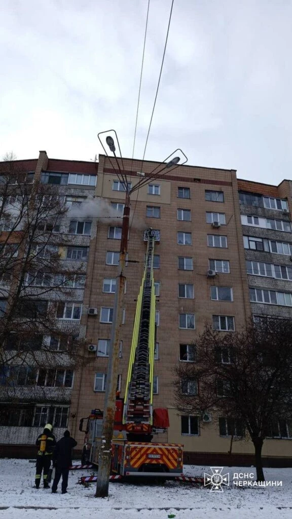 Порятунок на висоті: у Черкасах вогнеборці за допомогою автодрабини визволили чоловіка з палаючої багатоповерхівки