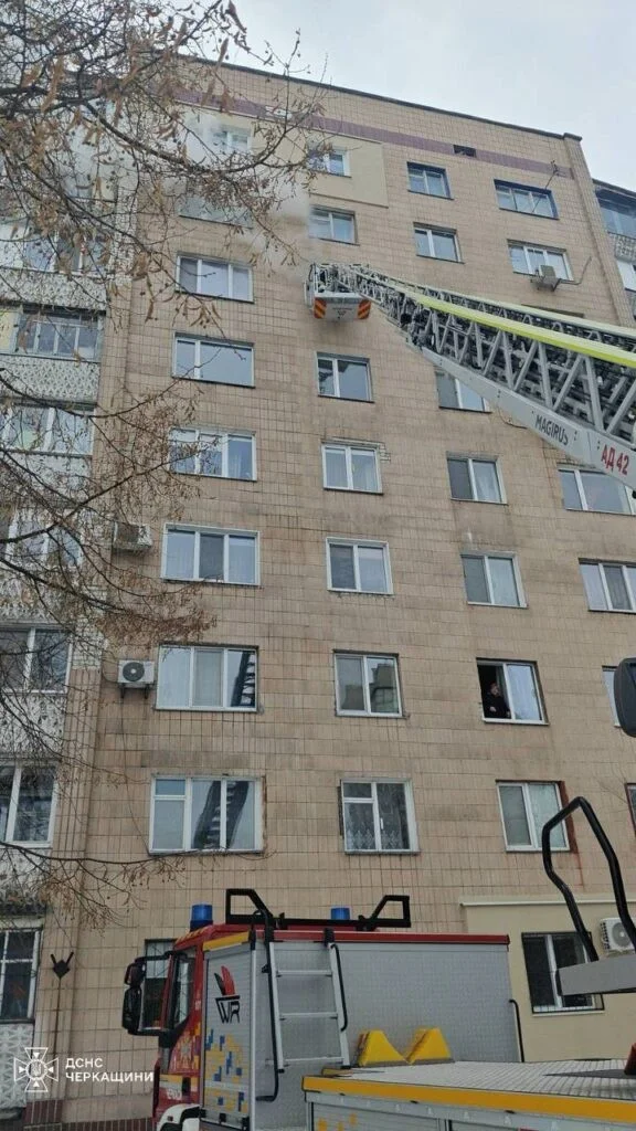Порятунок на висоті: у Черкасах вогнеборці за допомогою автодрабини визволили чоловіка з палаючої багатоповерхівки