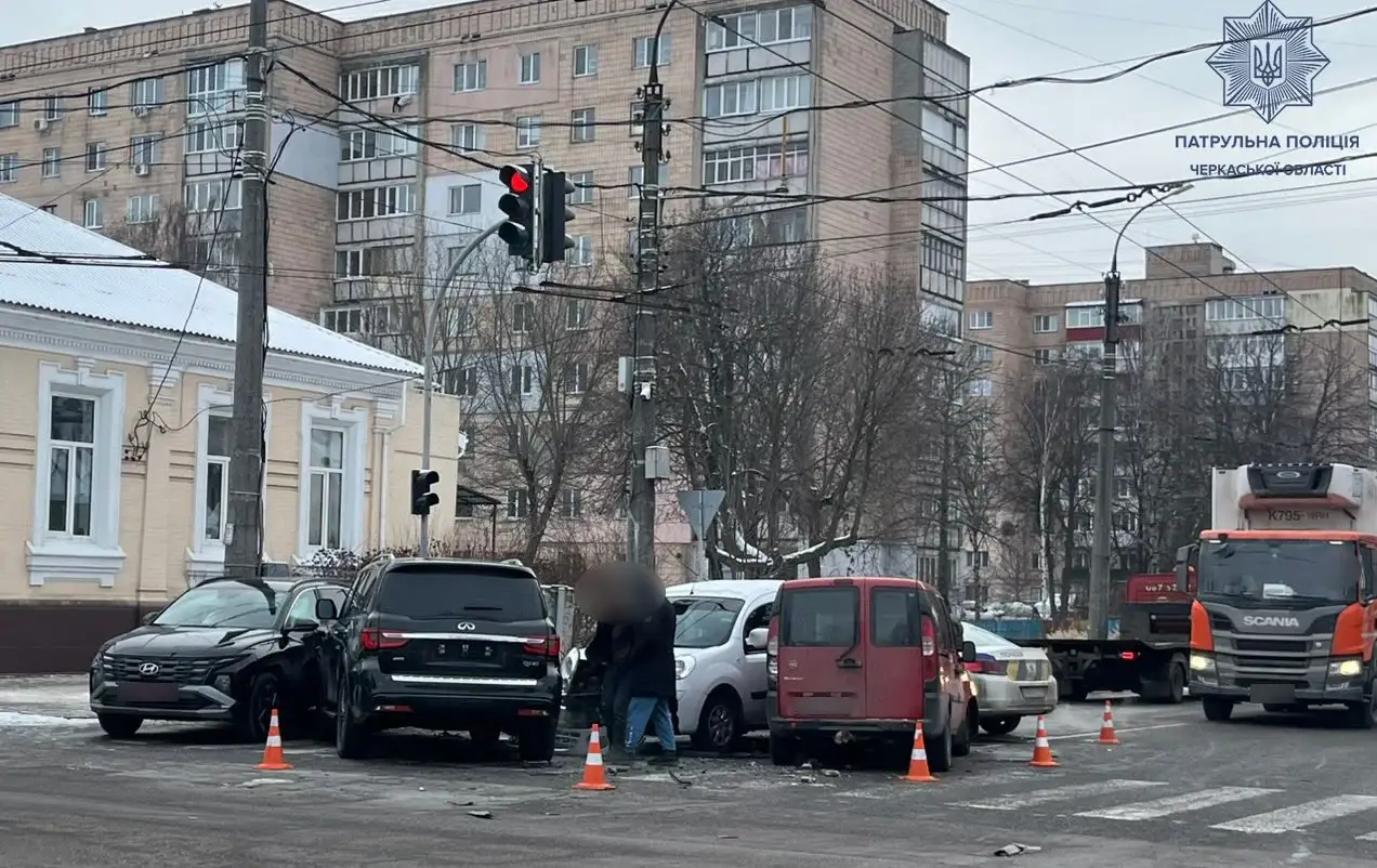 Масштабна автотроща в центрі Черкас: на бульварі Шевченка зіткнулися чотири іномарки