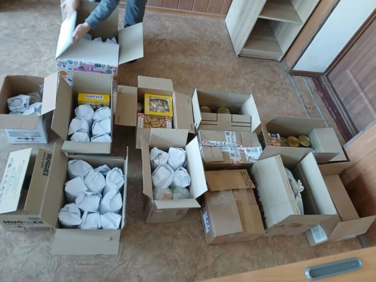 Тил тримає стрій: уманська гімназія передала на фронт 15 ящиків зі смаколиками та теплом