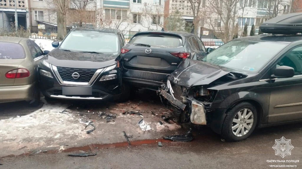Масовий автозаміс у Черкасах: помилка одного водія пошкодила одразу чотири машини