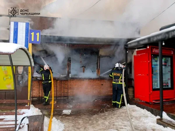 Вогняний інцидент на Київській: в Умані через несправний генератор зайнялися торговельні точки