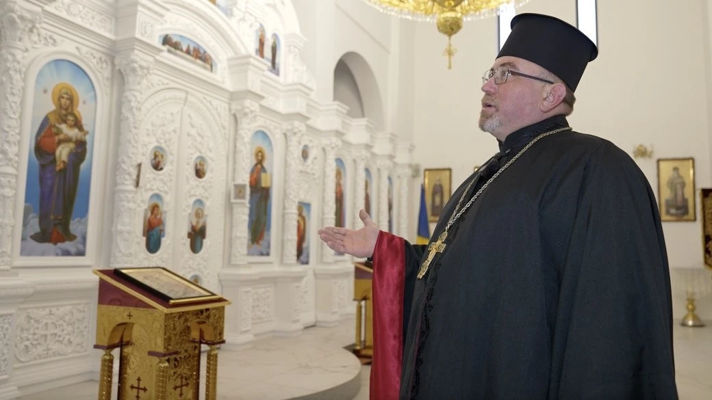 Від меблів до сакрального мистецтва: як черкаський столяр створює величні іконостаси за допомогою YouTube та ЧПУ