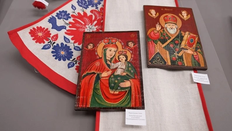 Воскові вінки та магія тамбурного шва: у Черкасах презентували весільні обереги Наддніпрянщини
