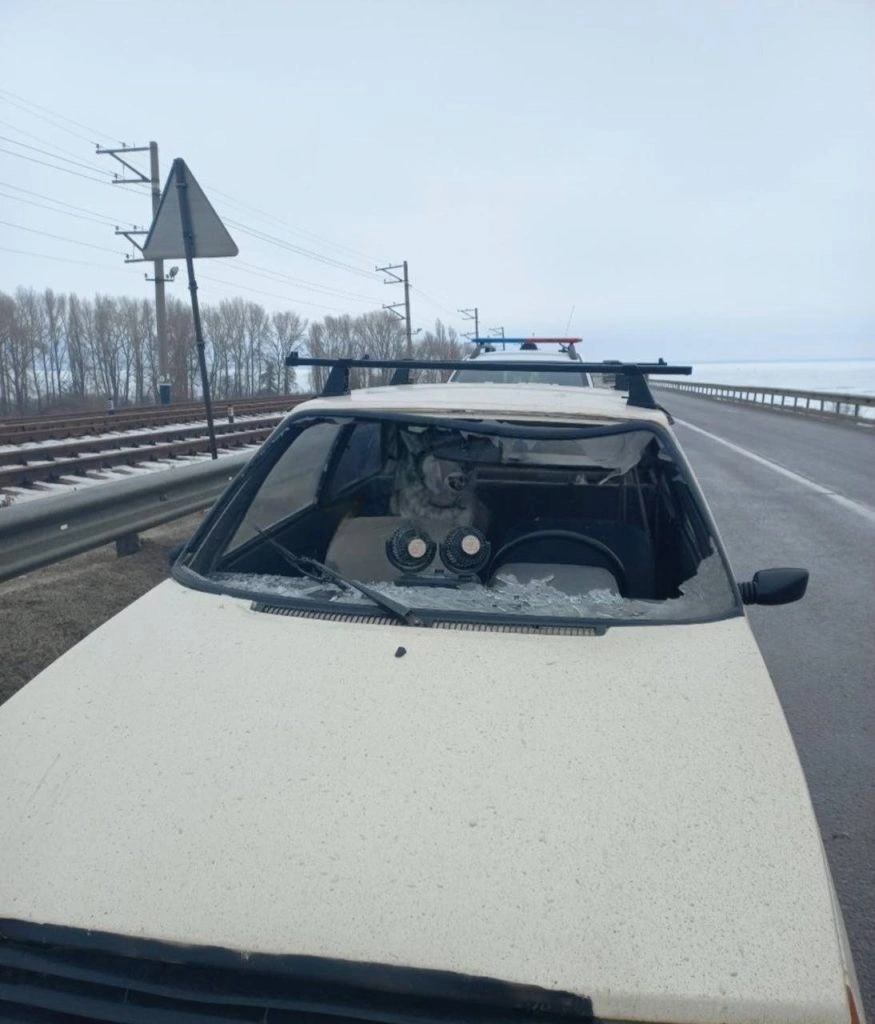 Крижаний удар на дамбі: у Черкасах розшукують вантажівку, що потрощила легковик