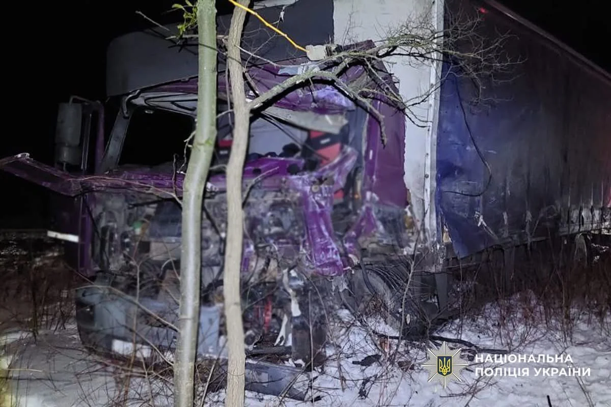 Нічне зіткнення на М-30: під Уманню не розминулися дві багатотонні вантажівки