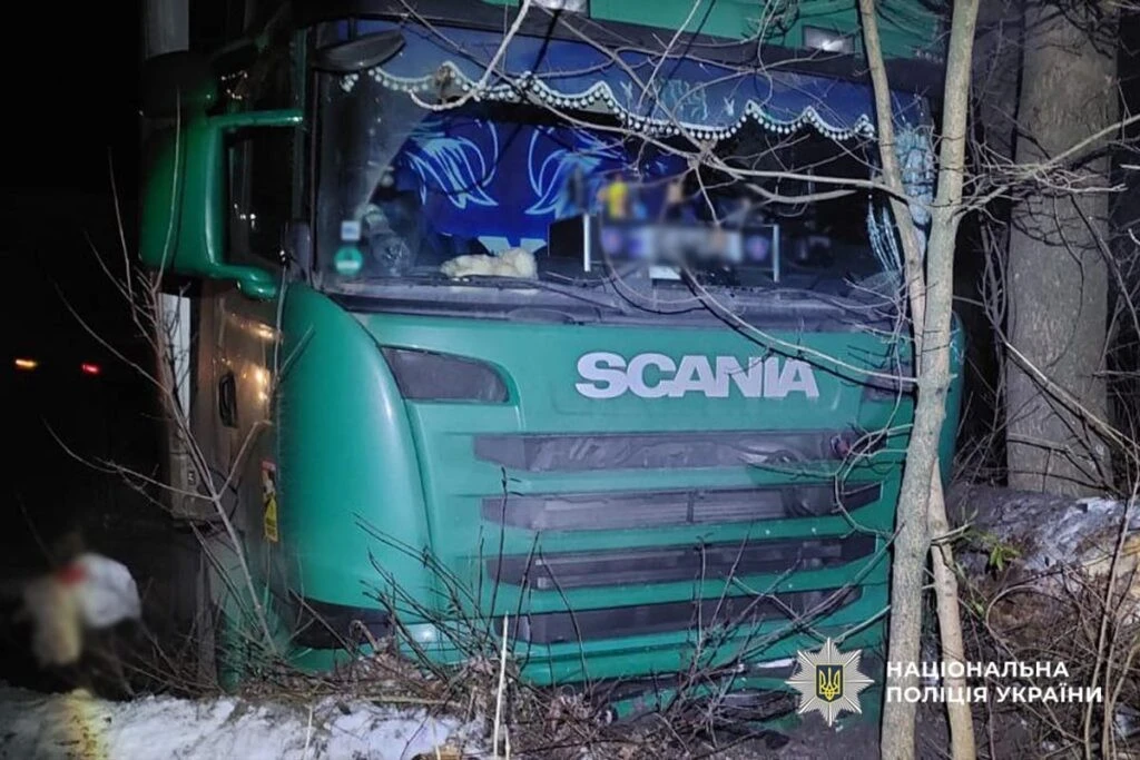 Нічне зіткнення на М-30: під Уманню не розминулися дві багатотонні вантажівки