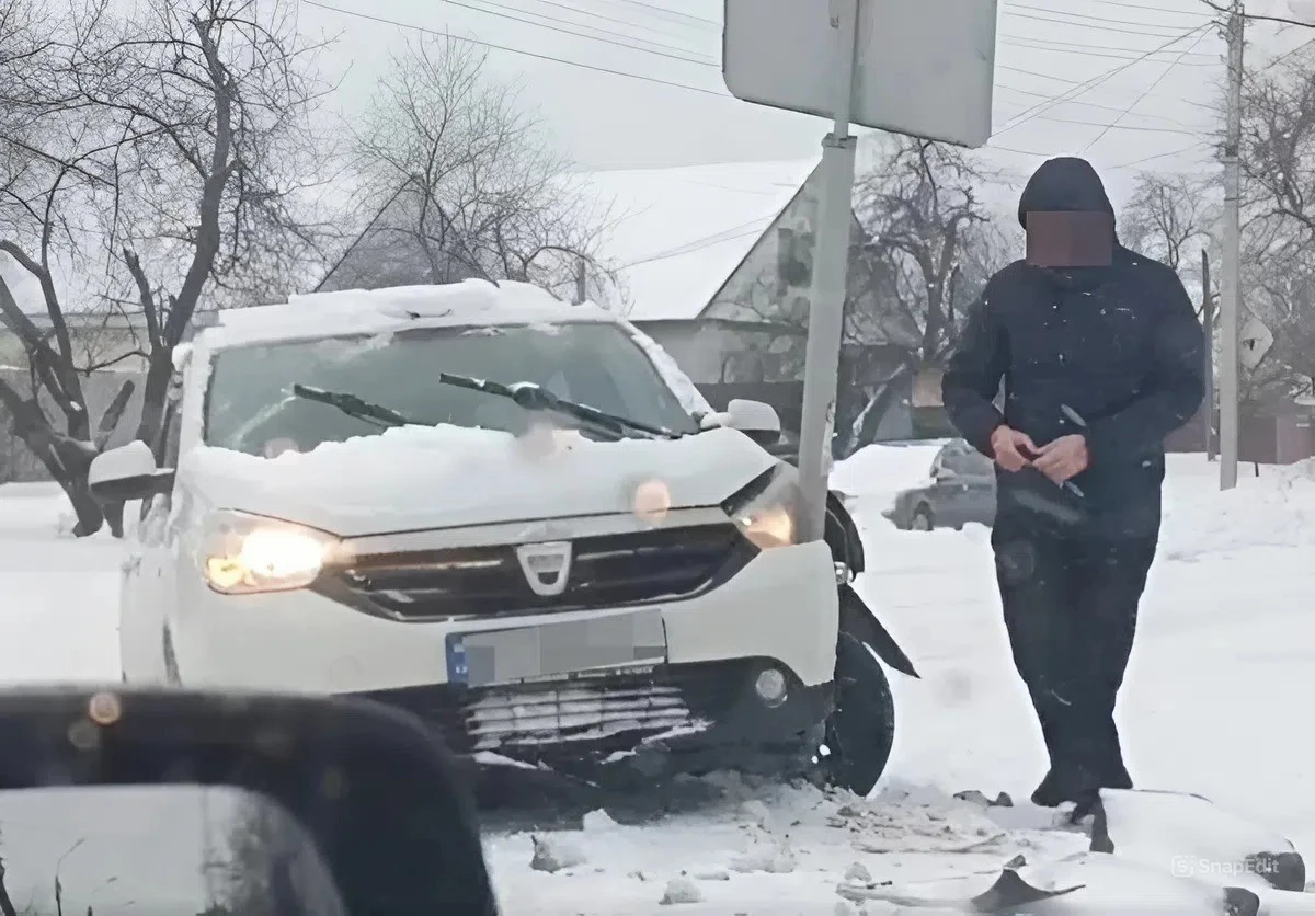 Невдалий маневр на Надпільній: у Черкасах Dacia Lodgy протаранила дорожній знак