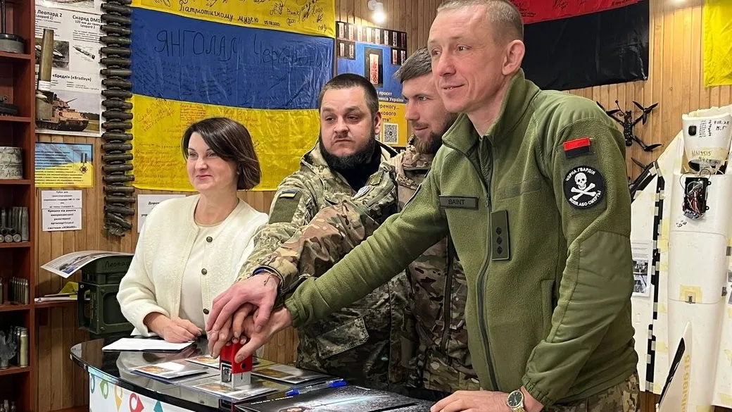 Символи незламності: у Черкасах представили нову поштову марку «Мечем і волею»