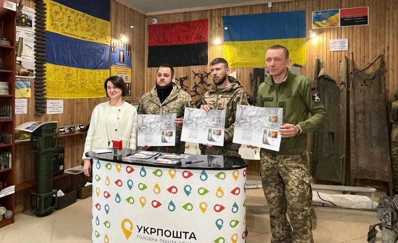 Символи незламності: у Черкасах представили нову поштову марку «Мечем і волею»