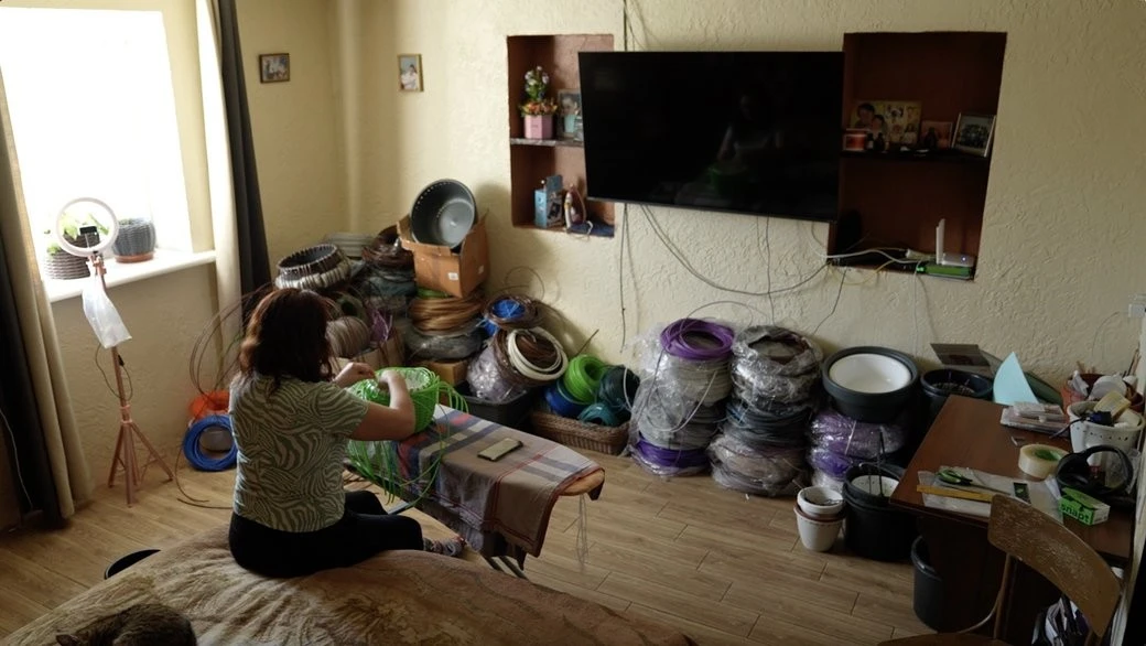 Терапія ротангом: як шполянка перетворює штучну лозу на кольорові кашпо
