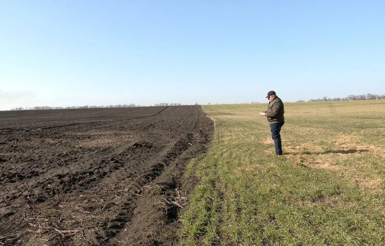 Один у полі: як черкаський фермер рятує посівну під час війни