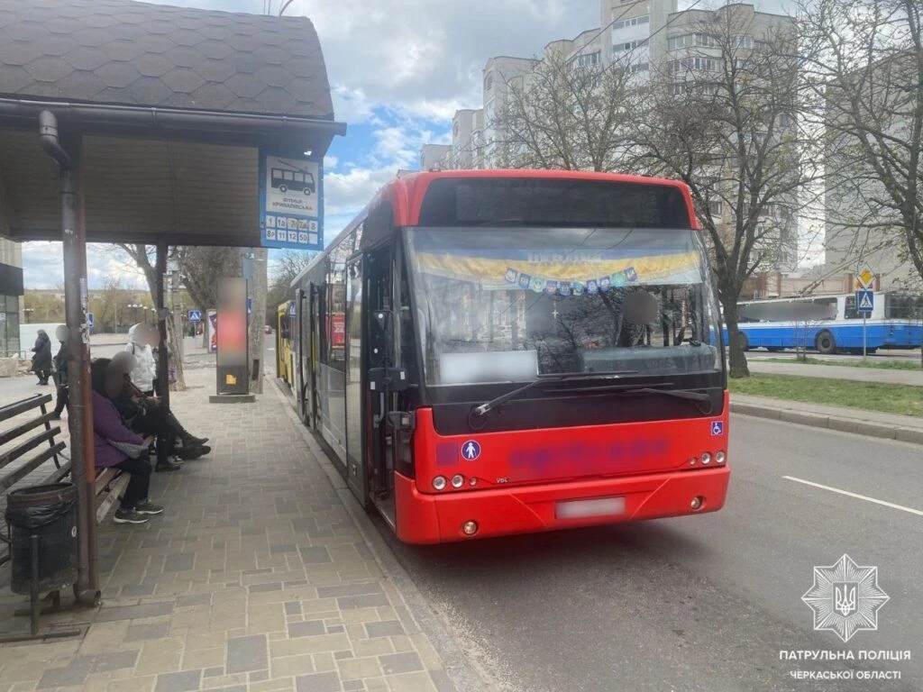 Маршрутка поза законом: у Черкасах зупинили водія автобуса без права керування
