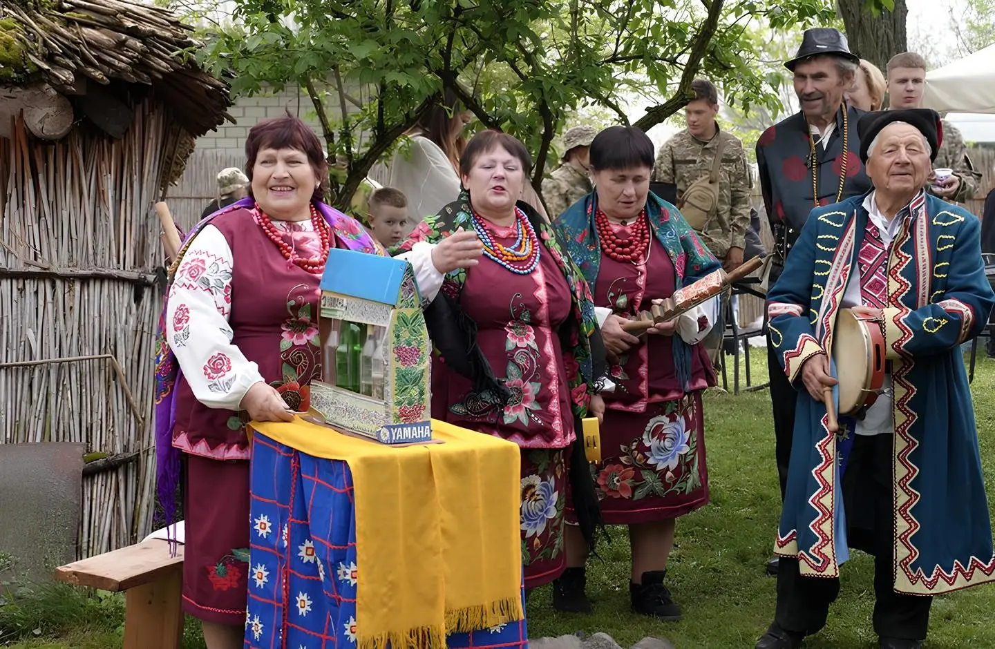 Тональність благодійності: як на Черкащині пляшки перетворили на музичні інструменти