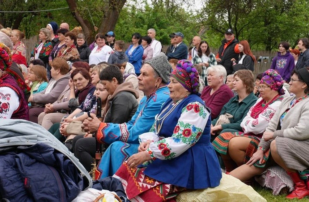 Тональність благодійності: як на Черкащині пляшки перетворили на музичні інструменти