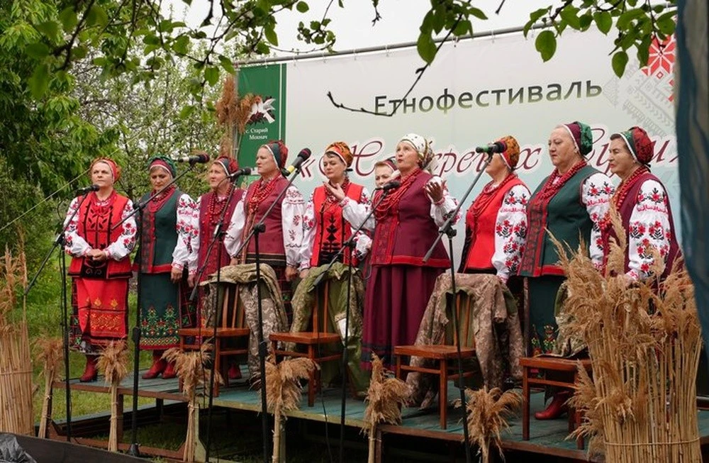 Тональність благодійності: як на Черкащині пляшки перетворили на музичні інструменти