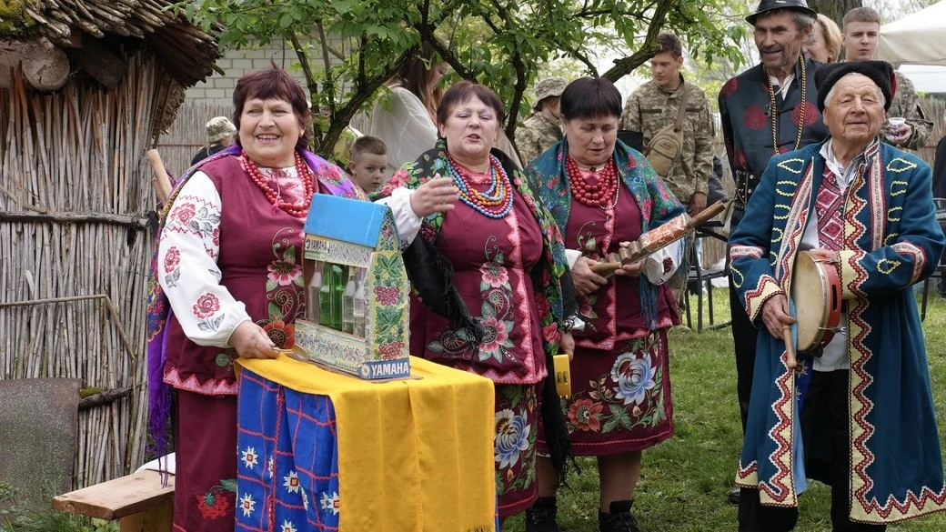 Тональність благодійності: як на Черкащині пляшки перетворили на музичні інструменти