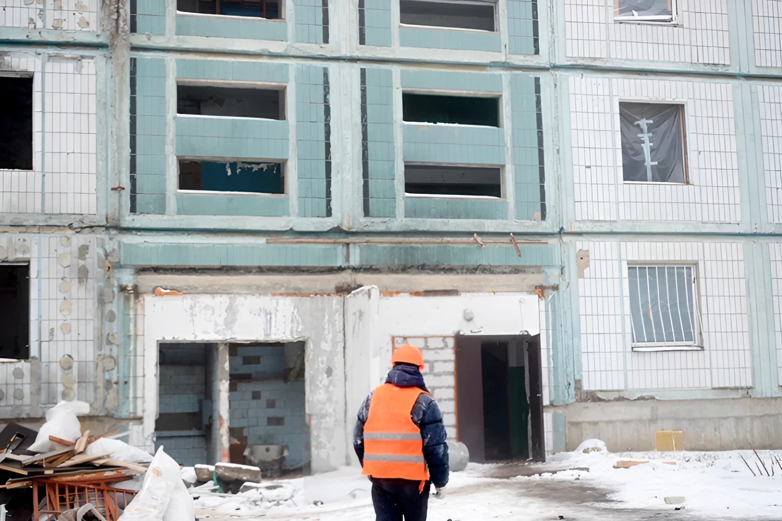 Масштабні розкрадання на відновленні зруйнованого ракетами будинку в Умані