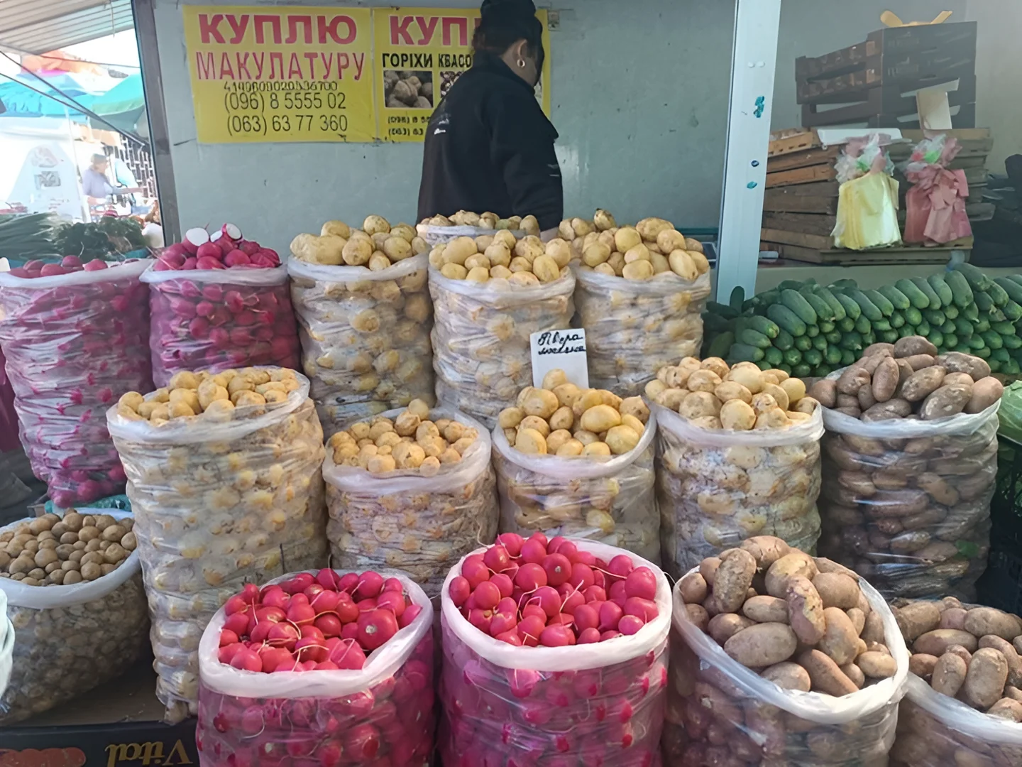 Ранній врожай на черкаських прилавках: скільки коштують сезонні овочі